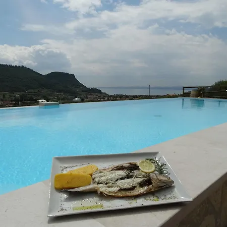 Relais Olivi 3* Костермано