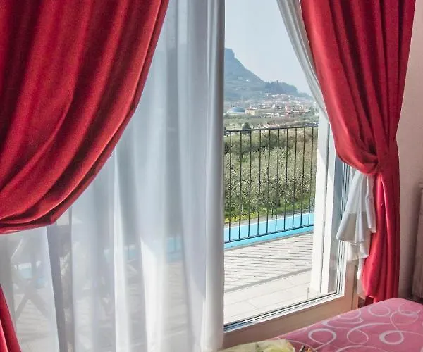 Relais Olivi 3* Костермано